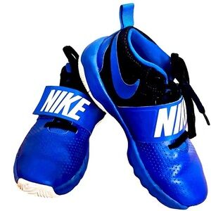 Nike Team Hustle D8 GS Youth 4.5 Royal Blue Athletic Sneakers**